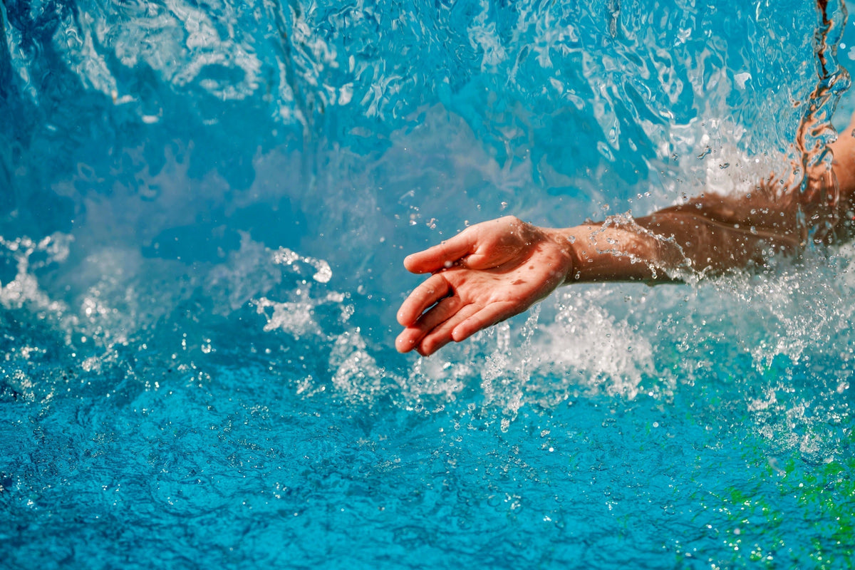 Symbolbild zum Blogartikel:Trockene Haut nach dem Schwimmen: Was hilft?