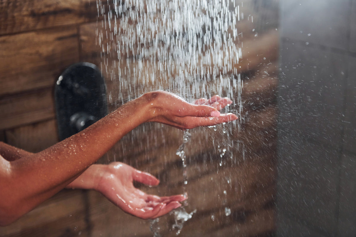 Symbolbild zum Blogartikel: Warm, kalt oder lauwarm? Die richtige Wassertemperatur für empfindliche Haut