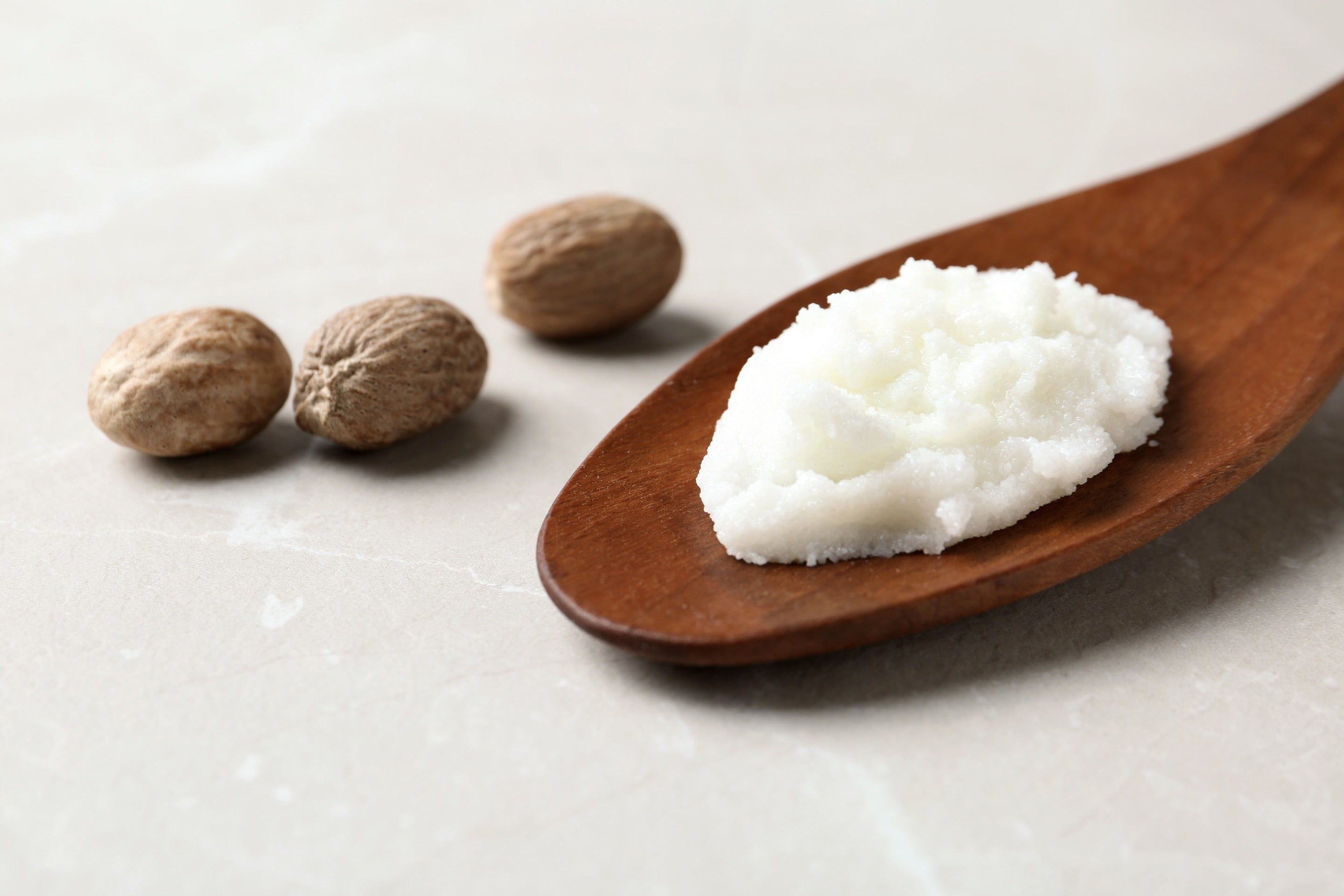 Symbolbild zum Blogartikel: Ceramide, Sheabutter & Co.: Welche Inhaltsstoffe unterstützen die Hautbarriere?